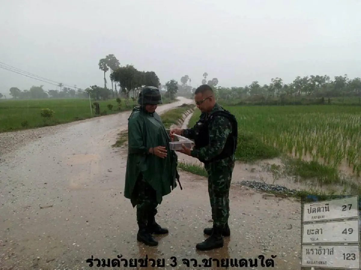 สองมือกุมแน่น!!! ฝนจะตก พายุจะเข้า น้ำจะท่วม เรายังอยู่กับพี่น้อง จากใจ "จ่าป๊อป" หนึ่งในทหารใต้ผู้อยู่เคียงข้างประชาชน