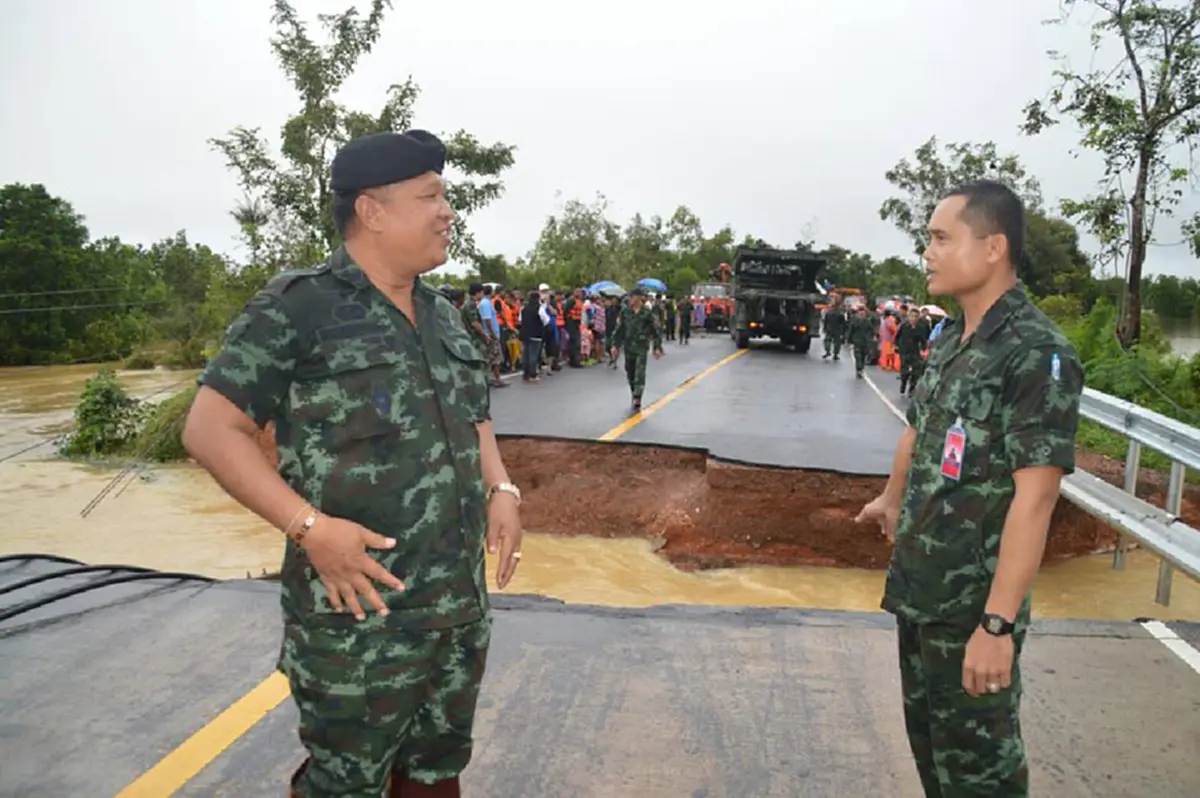เรารักทหาร เพราะลุยน้ำ สร้างสะพาน ทำอาหาร ช่วยเหลือพี่น้องประสบภัย อย่างไม่รู้จักเหน็ดเหนื่อย