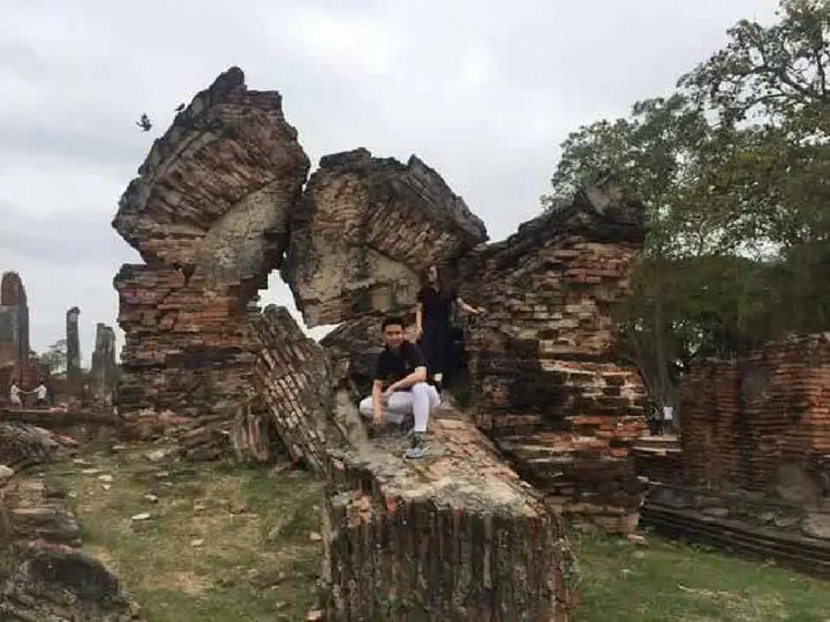 ไร้จิตสำนึก!! ชาวเน็ตทั้งจวก ทั้งสวดยับ นักท่องเที่ยวปีนป่ายเขตโบราณสถานทั้งที่มีป้ายห้าม แต่ก็ยังทำ! ในวัดพนัญเชิง อยุธยา เพื่ออวดลงเฟซบุ๊ก