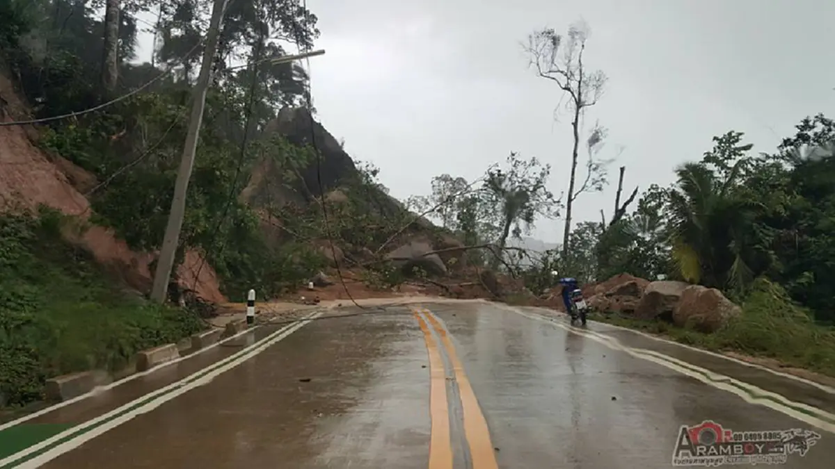 อย่าลืมเกาะพะงัน!!สถานที่ท่องเที่ยวดัง "เกาะพะงัน" เจอน้ำท่วม ดินถล่ม ชาวบ้านเดือดร้อนหนัก ยังไม่มีหน่วยงานรัฐ เหลียวแลพระต้องออกช่วยชาวบ้าน