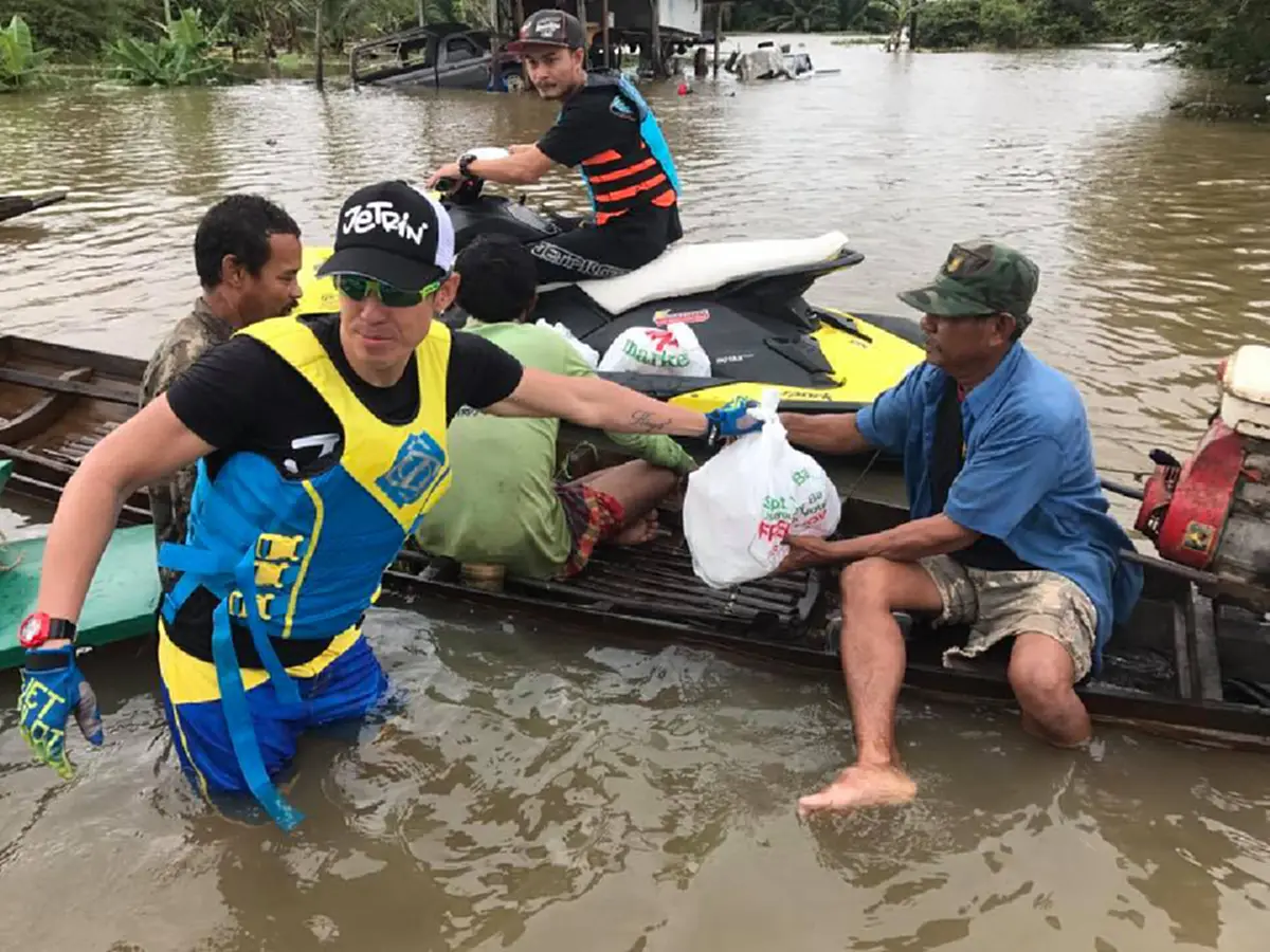 โคตรใจเลย !!! "เจ เจตริน" ส่งปิ่น เก็จมณี ตะลุยสุราษฎร์ช่วยผู้ประสบภัยน้ำท่วม พร้อมข้อความการันตีครอบครัวนี้อาสาตัวจริง !?! 
