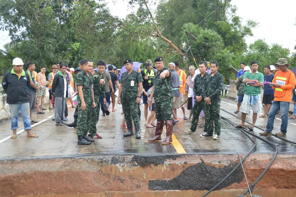 เรารักทหาร เพราะลุยน้ำ สร้างสะพาน ทำอาหาร ช่วยเหลือพี่น้องประสบภัย อย่างไม่รู้จักเหน็ดเหนื่อย