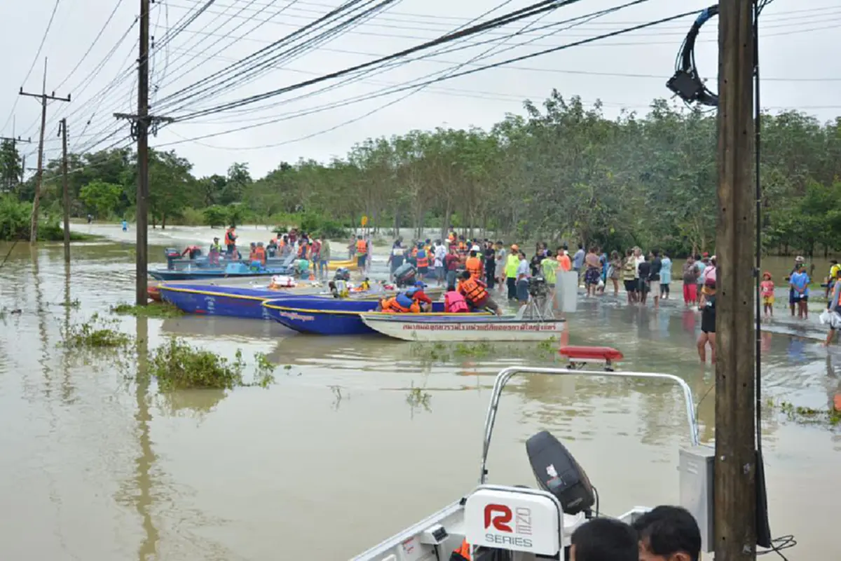 คนไทยไม่ทอดทิ้งกัน!! ขอบคุณน้ำใจ "กู้ภัย" ทั่วสารทิศหลั่งไหล ลงช่วยเหลือพี่น้องชาวใต้อย่างต่อเนื่อง หลังทุกพื้นที่น้ำท่วมหนัก (ภาพ)