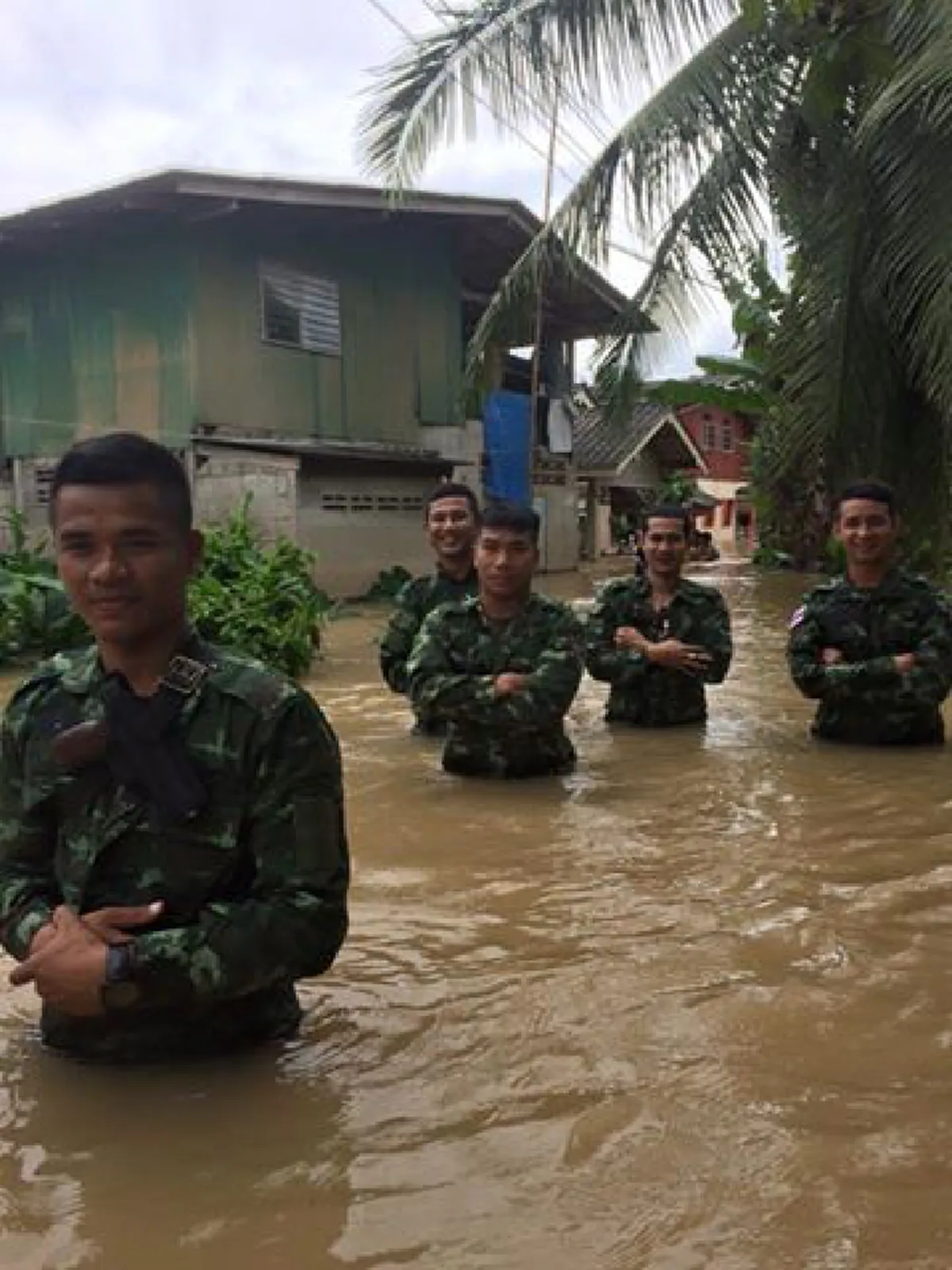 สองมือกุมแน่น!!! ฝนจะตก พายุจะเข้า น้ำจะท่วม เรายังอยู่กับพี่น้อง จากใจ "จ่าป๊อป" หนึ่งในทหารใต้ผู้อยู่เคียงข้างประชาชน