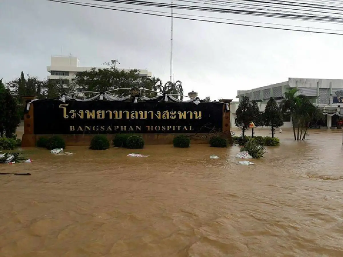 ถึงอยู่ไกล..แต่หัวใจอยู่ประจวบฯ!!!  "ตูน บอดี้สแลม" สายตรงถามผอ.รพ.บางสะพานเป็นระยะ ๆ ด้วยความเป็นห่วงเพราะน้ำยังท่วมขังสูงกระทบการรักษาผู้ป่วย !!?!!