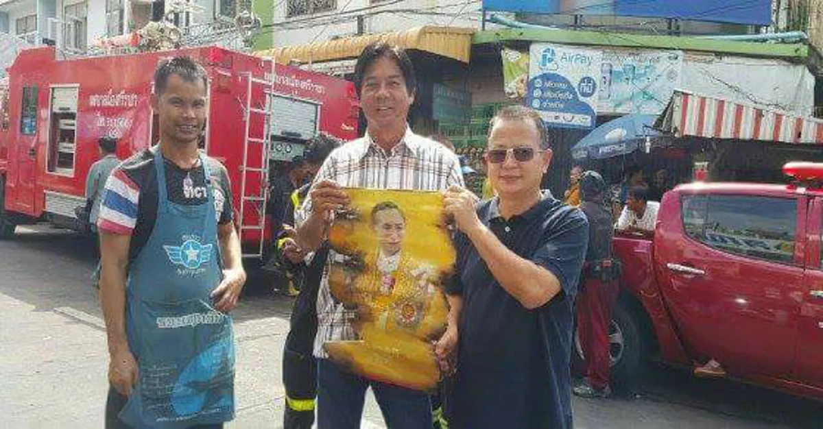 พระบารมี!! ชาวบ้านฮือฮาทั้งตลาด หลังเพลิงไหม้บ้านกลางตลาดสดศรีราชา แต่พระบรมฉายาลักษณ์ "ในหลวง ร.9" ไหม้เพียงบางส่วนเท่านั้น!!?