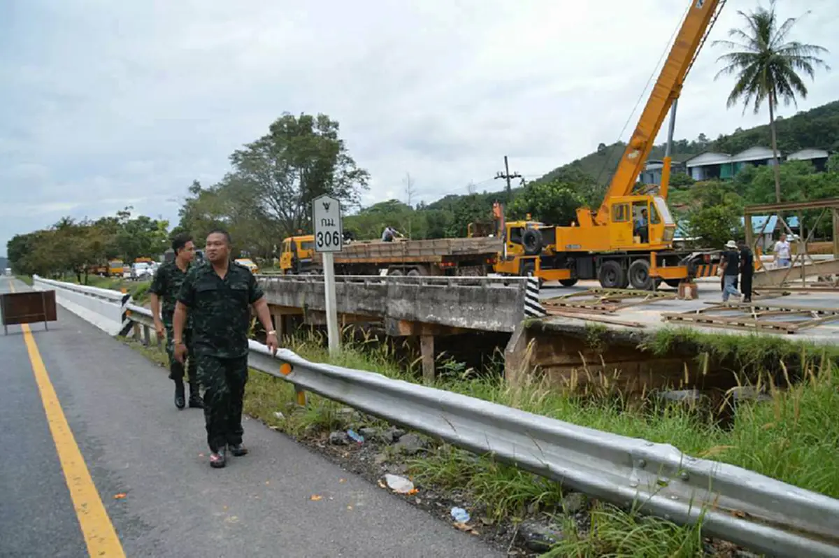 เรารักทหาร เพราะลุยน้ำ สร้างสะพาน ทำอาหาร ช่วยเหลือพี่น้องประสบภัย อย่างไม่รู้จักเหน็ดเหนื่อย