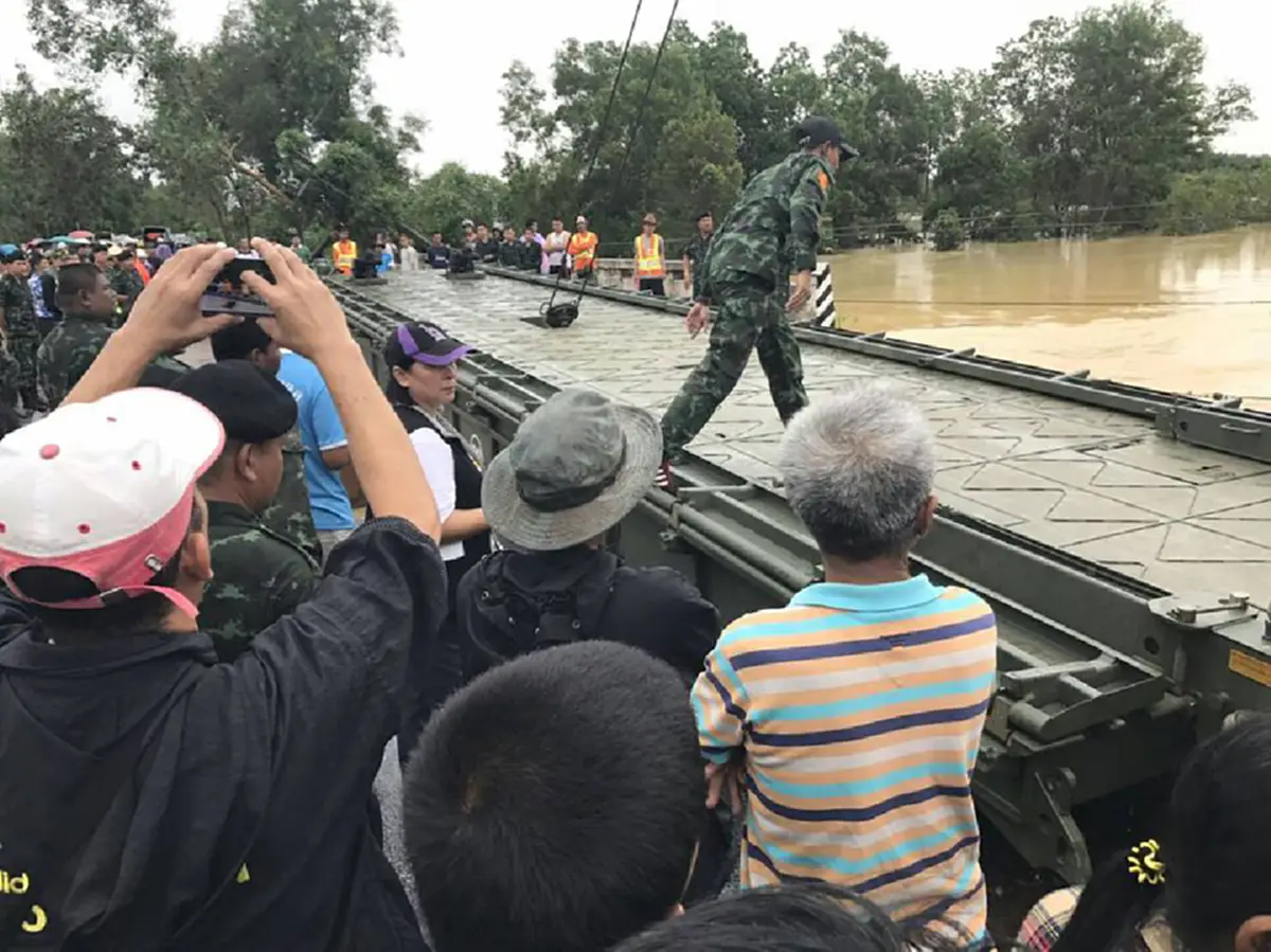 เรารักทหาร เพราะลุยน้ำ สร้างสะพาน ทำอาหาร ช่วยเหลือพี่น้องประสบภัย อย่างไม่รู้จักเหน็ดเหนื่อย