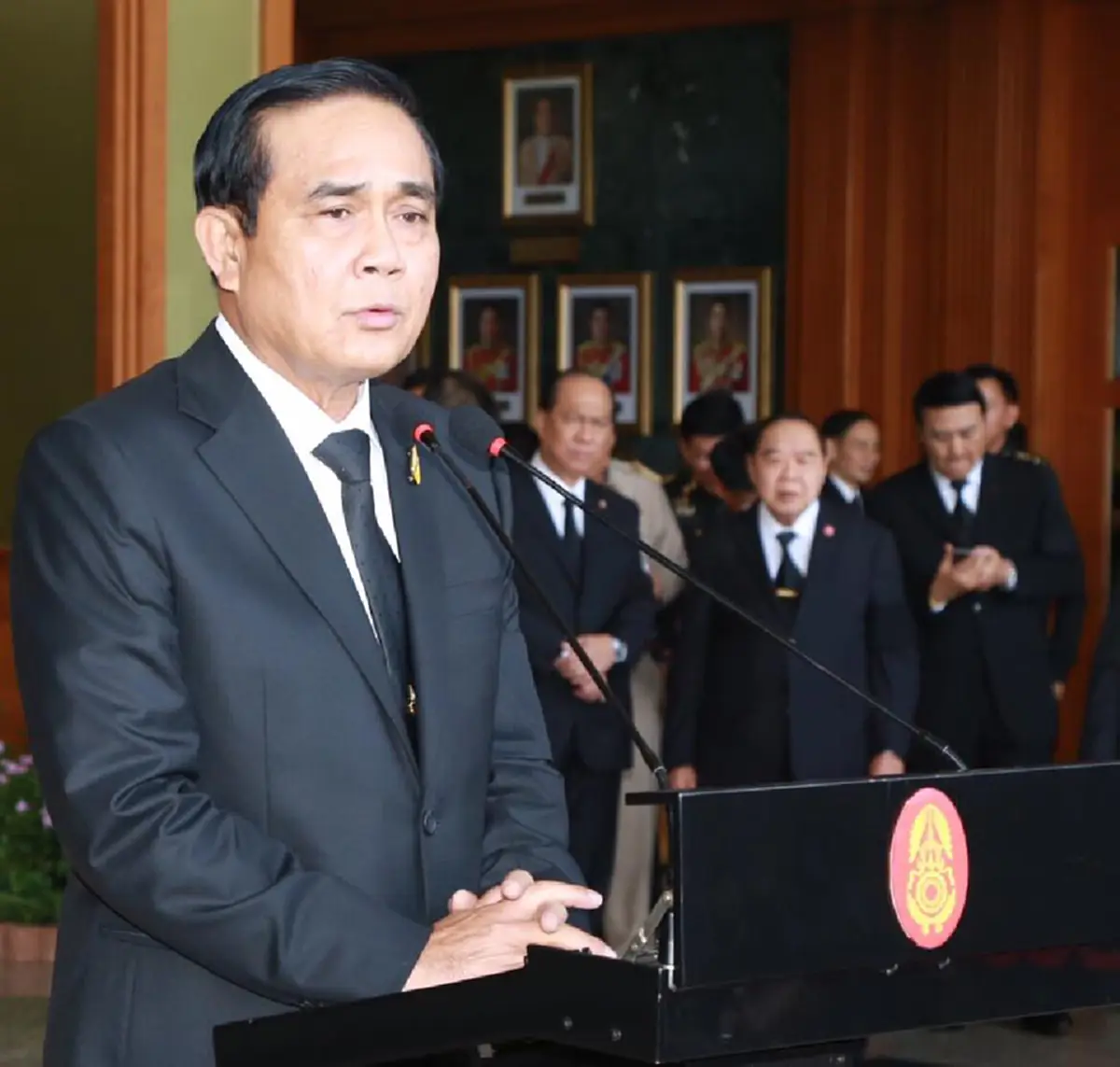 "บิ๊กตู่" เผย "ในหลวง ร.10" พระราชทานลายพระหัตถ์พร้อมลงพระปรมาภิไธย ทรงห่วงใยประชาชนพื้นที่น้ำท่วมภาคใต้ (มีภาพ)
