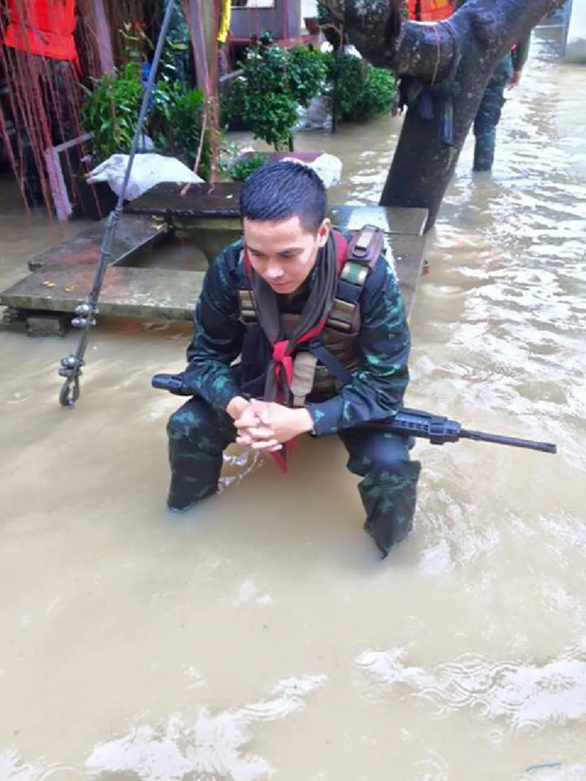สองมือกุมแน่น!!! ฝนจะตก พายุจะเข้า น้ำจะท่วม เรายังอยู่กับพี่น้อง จากใจ "จ่าป๊อป" หนึ่งในทหารใต้ผู้อยู่เคียงข้างประชาชน