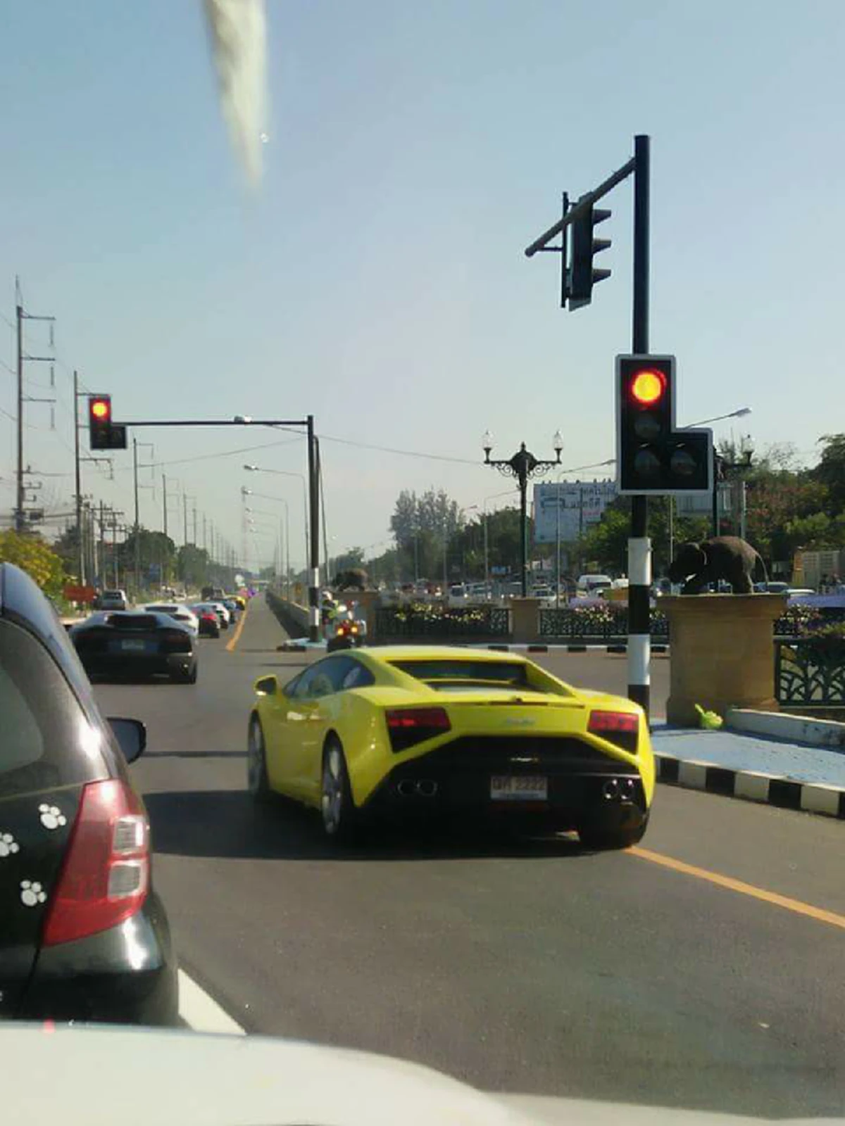 แบบนี้ก็ได้เหรอ?? ชาวเน็ตแห่แชร์ภาพตำรวจปิดสี่แยกให้ "ขบวนรถหรู" ขับผ่าน คนแห่ถามขับรถหรูไม่ต้องติดไฟแดงก็ได้เหรอ?? (มีภาพ)