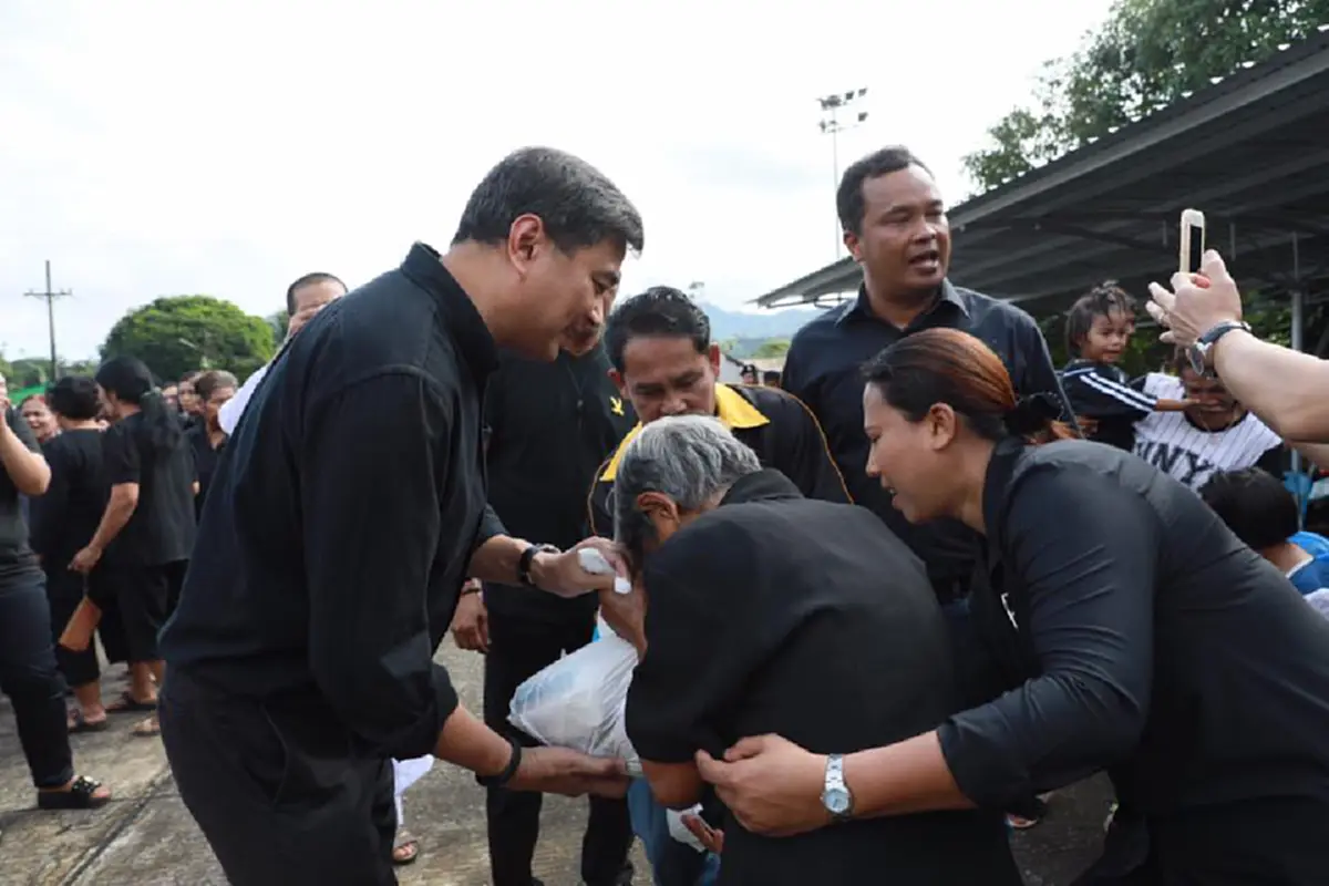 คำไหนคำนั้้น..มาตามนัด!!"อภิสิทธิ์" นำพลพรรคปชป. เดินสายเยี่ยมชาวใต้มอบสิ่งของบรรเทาทุกข์ผู้ประสบภัยน้ำท่วม แฟนคลับยังแน่นๆ