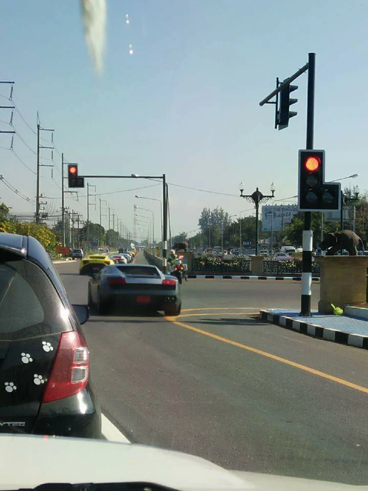แบบนี้ก็ได้เหรอ?? ชาวเน็ตแห่แชร์ภาพตำรวจปิดสี่แยกให้ "ขบวนรถหรู" ขับผ่าน คนแห่ถามขับรถหรูไม่ต้องติดไฟแดงก็ได้เหรอ?? (มีภาพ)
