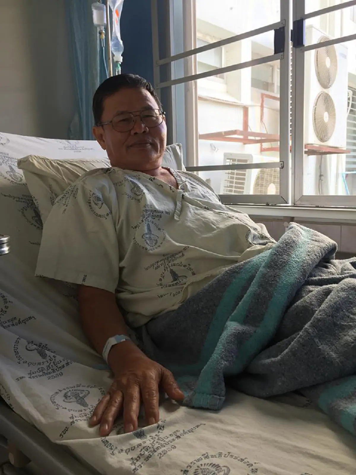 สุดระทึก!"อิสสระ สมชัย"อดีตส.ส.อุบลฯ(ปชป.)ควบกระบะชนบรรทุก6ล้อพังยับหลังกลับเตรียมงานส่งข้าวช่วยชาวใต้ ลูกสาวโพสต์โชคดีมาก..สาธุพระคุ้มครอง