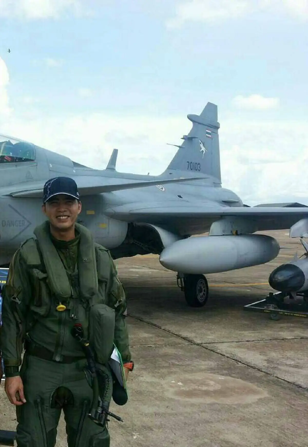 สุดสะเทือนใจ!! เผย "น.ต.ดิลกฤทธ์ ปัทวี" เพิ่งแต่งงานไม่นาน ก่อนเกิดเหตุเครื่องบินตกขณะโชว์งานวันเด็ก ชาวเน็ตแห่อาลัยล้น!!