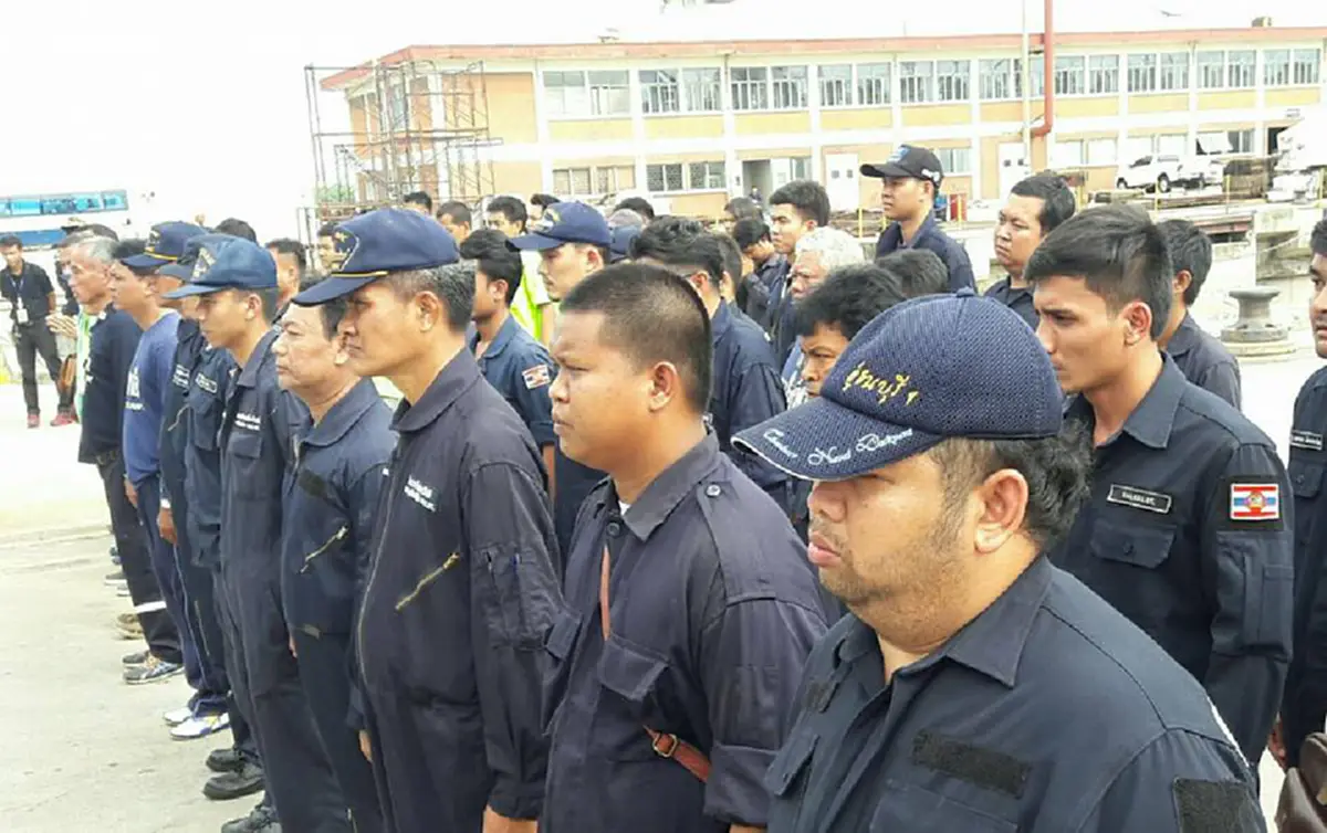 บรรเทาทุกข์!!! "กองทัพเรือ" เร่งลำเลียงเรือผลักดันน้ำ 50ลำ ช่วยเหลือผู้ประสบอุทกภัย "จ. สุราษฎร์ธานี" (มีภาพ)