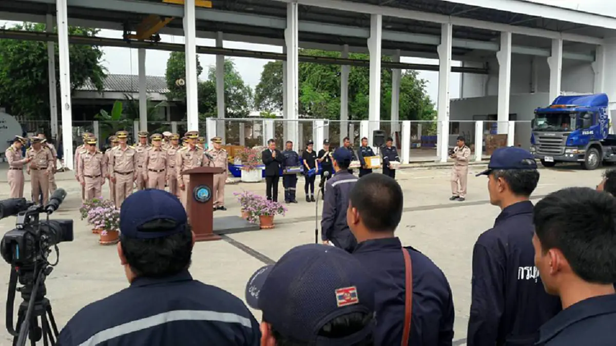 บรรเทาทุกข์!!! "กองทัพเรือ" เร่งลำเลียงเรือผลักดันน้ำ 50ลำ ช่วยเหลือผู้ประสบอุทกภัย "จ. สุราษฎร์ธานี" (มีภาพ)