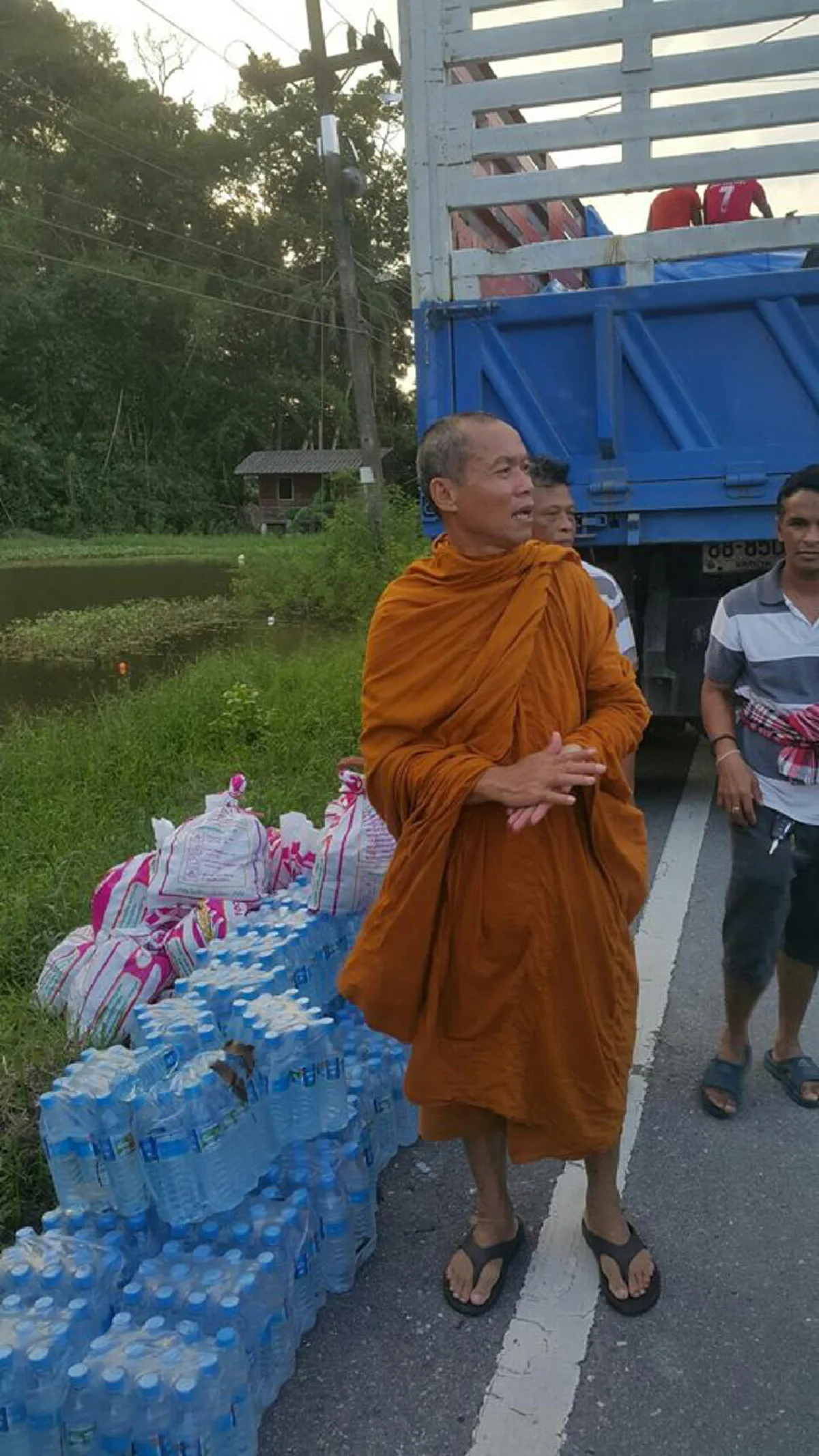 สาธุๆๆๆ!!!  "หลวงปู่พุทธะอิสระ" ตั้งใจคงสานภารกิจเต๊นท์หมายเลข ๙ สนามหลวงเพื่อถวายพระราชกุศลต่อไป แม้ครบ ๑๐๐ วันสวรรคตองค์พ่อหลวง