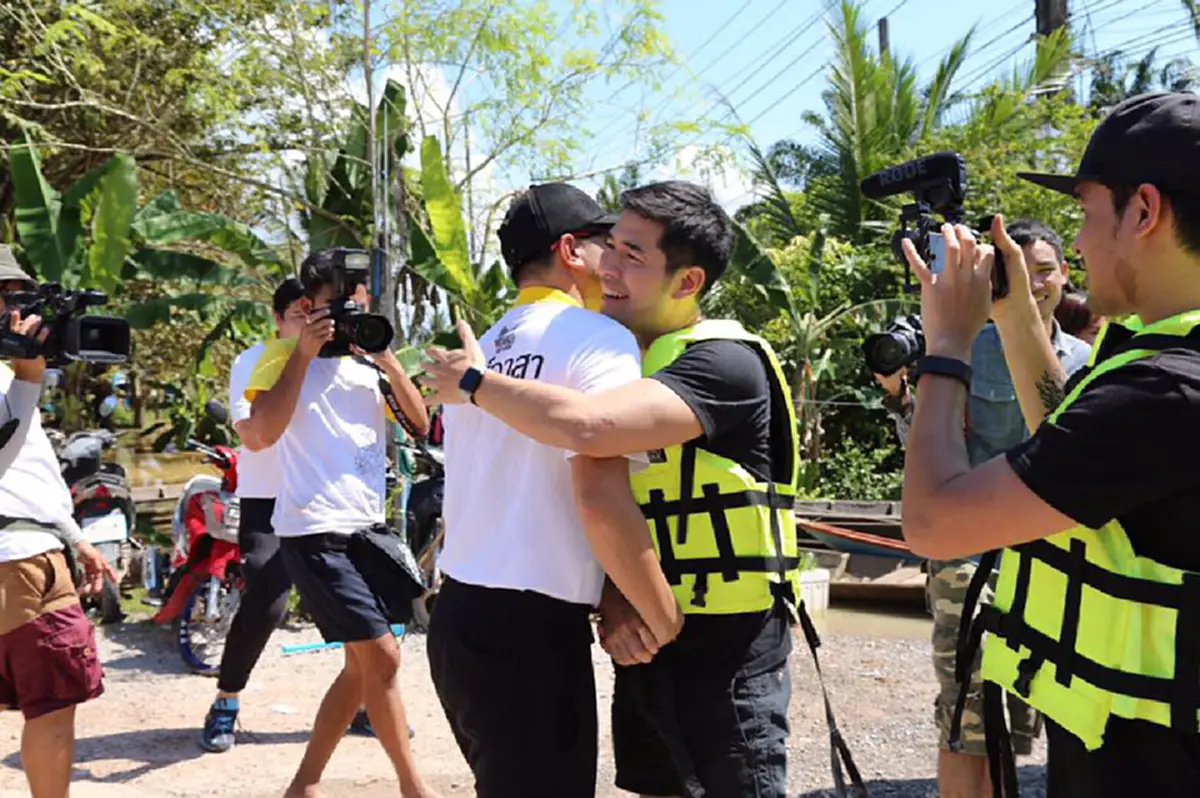 เขย่าวงการ TV ไทย !!! วู้ดดี้-สรยุทธ 2 พิธีกรดังจับมือไลฟ์สดFB คู่กันครั้งแรก.. ลุยช่วยพี่น้องชาวใต้ทุกข์ใจภัยน้ำท่วม !!?!! ( คลิป)