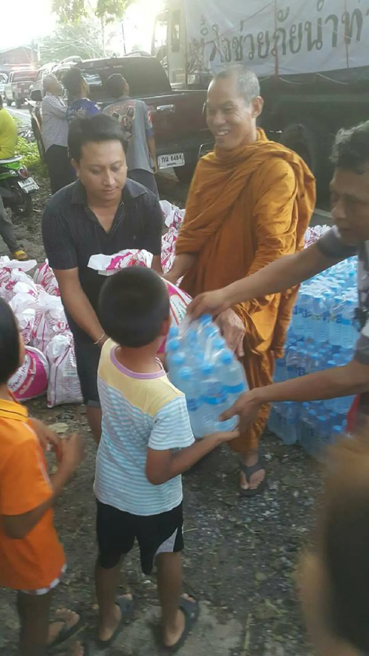 สาธุๆๆๆ!!!  "หลวงปู่พุทธะอิสระ" ตั้งใจคงสานภารกิจเต๊นท์หมายเลข ๙ สนามหลวงเพื่อถวายพระราชกุศลต่อไป แม้ครบ ๑๐๐ วันสวรรคตองค์พ่อหลวง