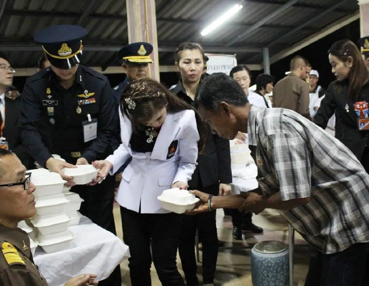 "เกิดเป็นเจ้า...ต้องรับใช้ประชาชน" ย้อนฟังเหตุผลเดียวที่ "เจ้าฟ้าหญิงจุฬาภรณ์ฯ" ทรงยกพระหัตถ์ไหว้ขอโทษประชาชน เมื่อเสด็จฯ ล่าช้า!! (ชมคลิป)
