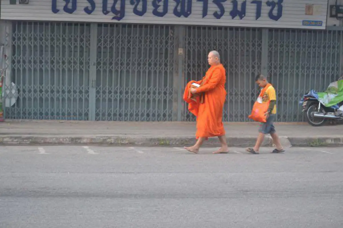 วันเด็กของผม...ในวันที่พ่อไม่ได้พาไปเที่ยว แต่ "น้องนะโม" เด็กชายวัย 8 ขวบ เลือกทำความดี ออกช่วยพระพ่อรับบิณฑบาตรทุกๆเช้า!!! (มีภาพ)