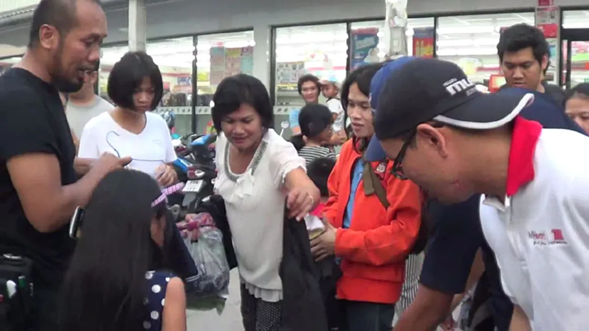 สุดทน ความหน้าเลือด!! "หนุ่มโรงงาน" แจกเสื้อดำฟรี หวังให้คนยากไร้ ร่วมใส่ไว้ทุกข์พ่อหลวง