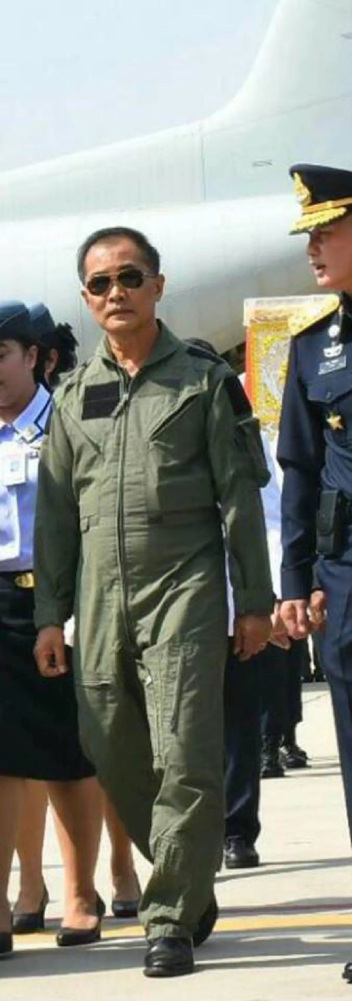 พ่อ "น.ต.ดิลกฤทธิ์ ปัถวี" เดินทางรับศพลูกชายอย่างองอาจ...แม้หัวใจจะเจ็บปวด แทบแตกสลาย ก็ตาม....(รายละเอียด)