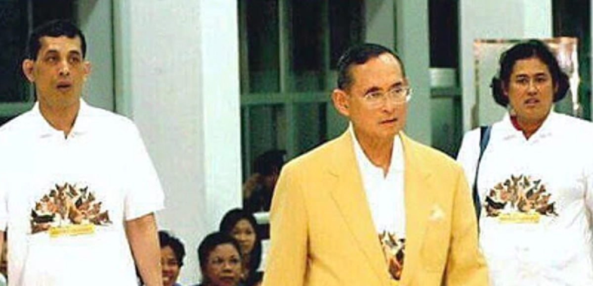 "งานออกแบบจากฝีพระหัตถ์ในหลวง ร.๙ ตามปรัชญาเศรษฐกิจพอเพียง"ที่ทรงใช้กระดุมเม็ดเดียวกับเสื้อโปโลคุณทองแดง