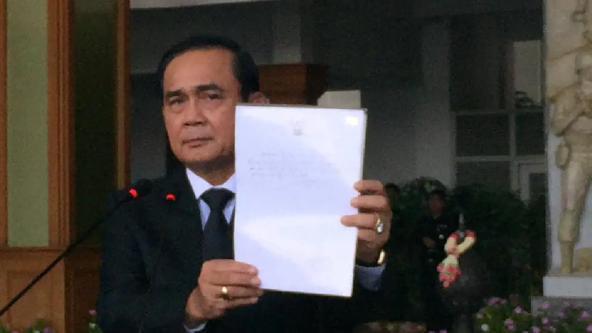 "บิ๊กตู่" เผย "ในหลวง ร.10" พระราชทานลายพระหัตถ์พร้อมลงพระปรมาภิไธย ทรงห่วงใยประชาชนพื้นที่น้ำท่วมภาคใต้ (มีภาพ)