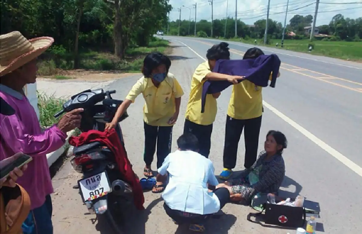 ตัวอย่างที่ดี!! โซเชียลแห่ชม "นักเรียน ม.2" ร.ร.อินทร์บุรี สิงห์บุรี เข้าช่วยคุณป้าขับมอไซค์ล้ม น้ำใจเล็กๆแต่ยิ่งใหญ่!!