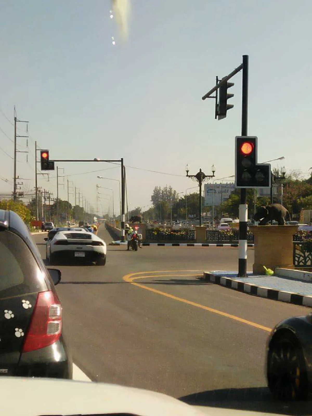 แบบนี้ก็ได้เหรอ?? ชาวเน็ตแห่แชร์ภาพตำรวจปิดสี่แยกให้ "ขบวนรถหรู" ขับผ่าน คนแห่ถามขับรถหรูไม่ต้องติดไฟแดงก็ได้เหรอ?? (มีภาพ)
