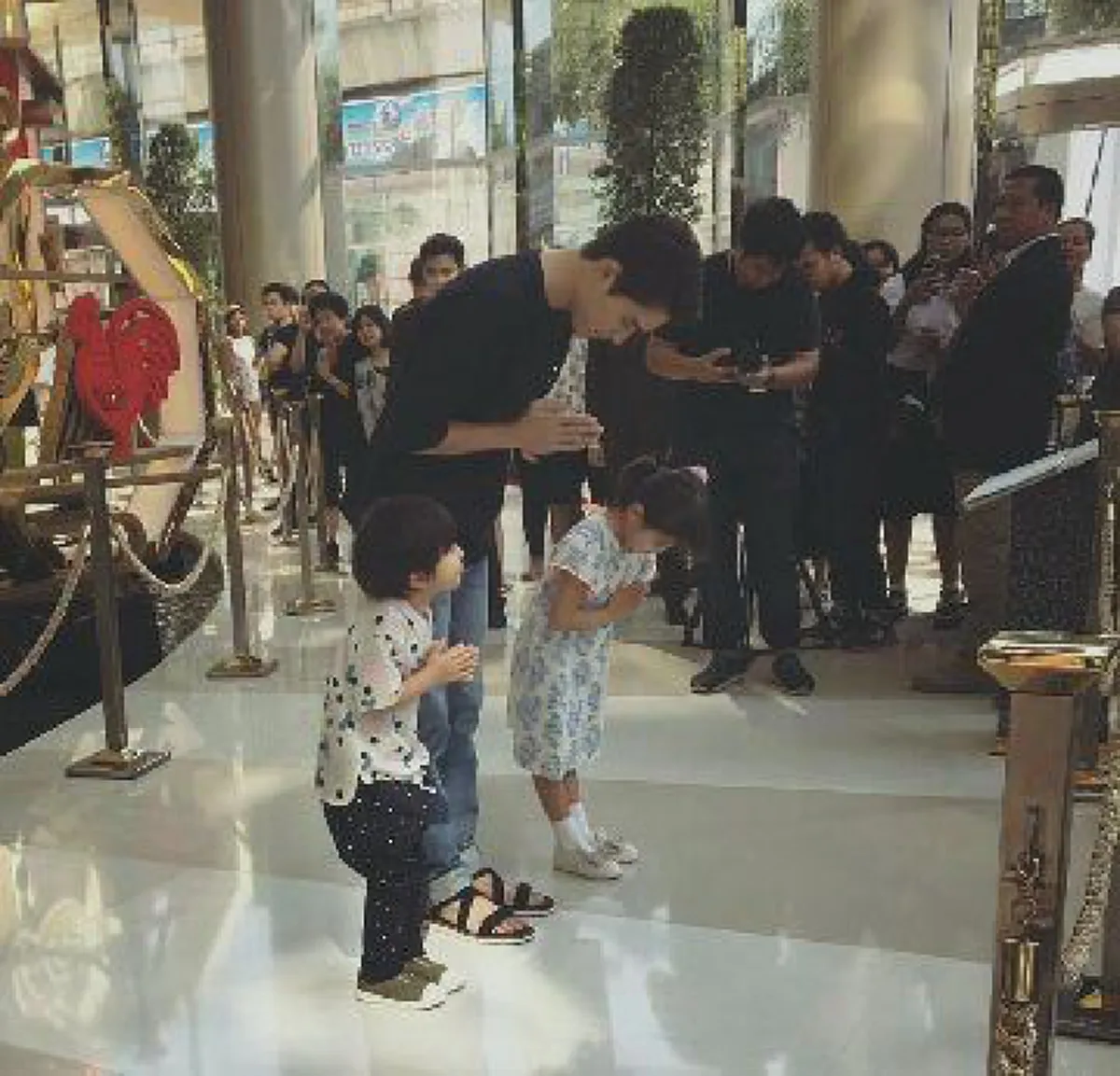 น่าชื่นชม! "ริกกี้ คิม"ดาราชื่อดังแดนกิมจิพาลูกๆเที่ยวไทย พร้อมเคารพพระบรมฉายาลักษณ์ สอนให้เด็กเข้าใจ..ทำไมคนไทยเสียใจเมื่อในหลวงร.9สวรรคต..