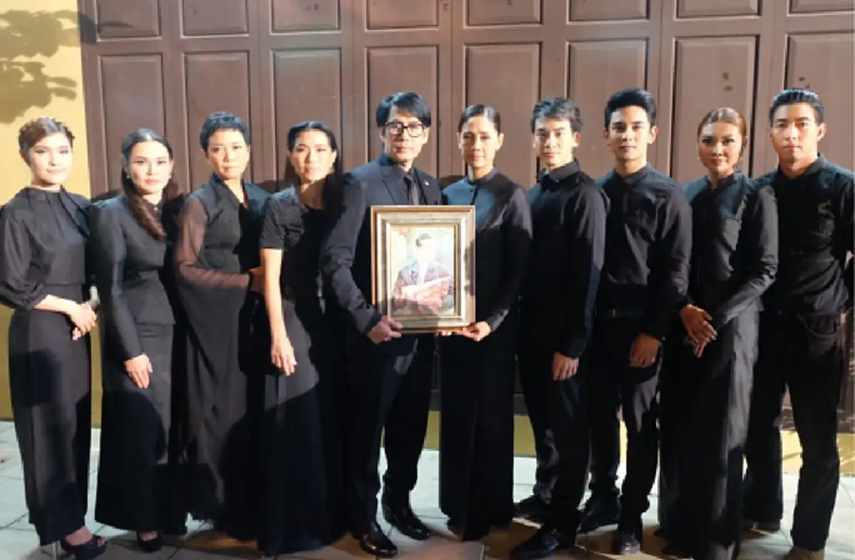 ขนลุกน้ำตาไหล!!! "เบิร์ด ธงไชย" นำทีมศิลปิน ร้องเพลง "สรรเสริญพระบารมี" หนึ่งในฉากสำคัญละครเทิดพระเกียรติ  "เราเกิดในรัชกาลที่ ๙ เดอะซีรีส์"