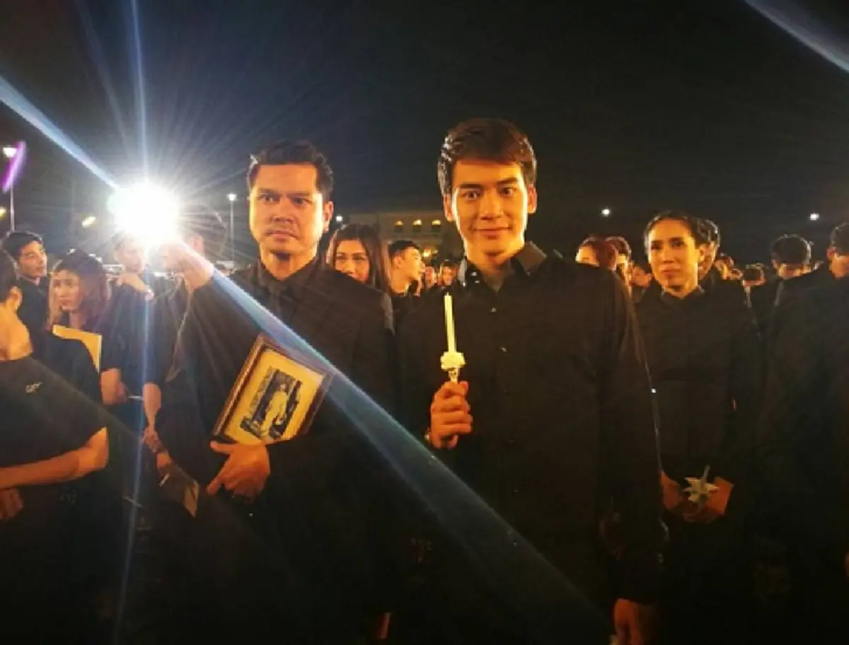 ขนลุกน้ำตาไหล!!! "เบิร์ด ธงไชย" นำทีมศิลปิน ร้องเพลง "สรรเสริญพระบารมี" หนึ่งในฉากสำคัญละครเทิดพระเกียรติ  "เราเกิดในรัชกาลที่ ๙ เดอะซีรีส์"