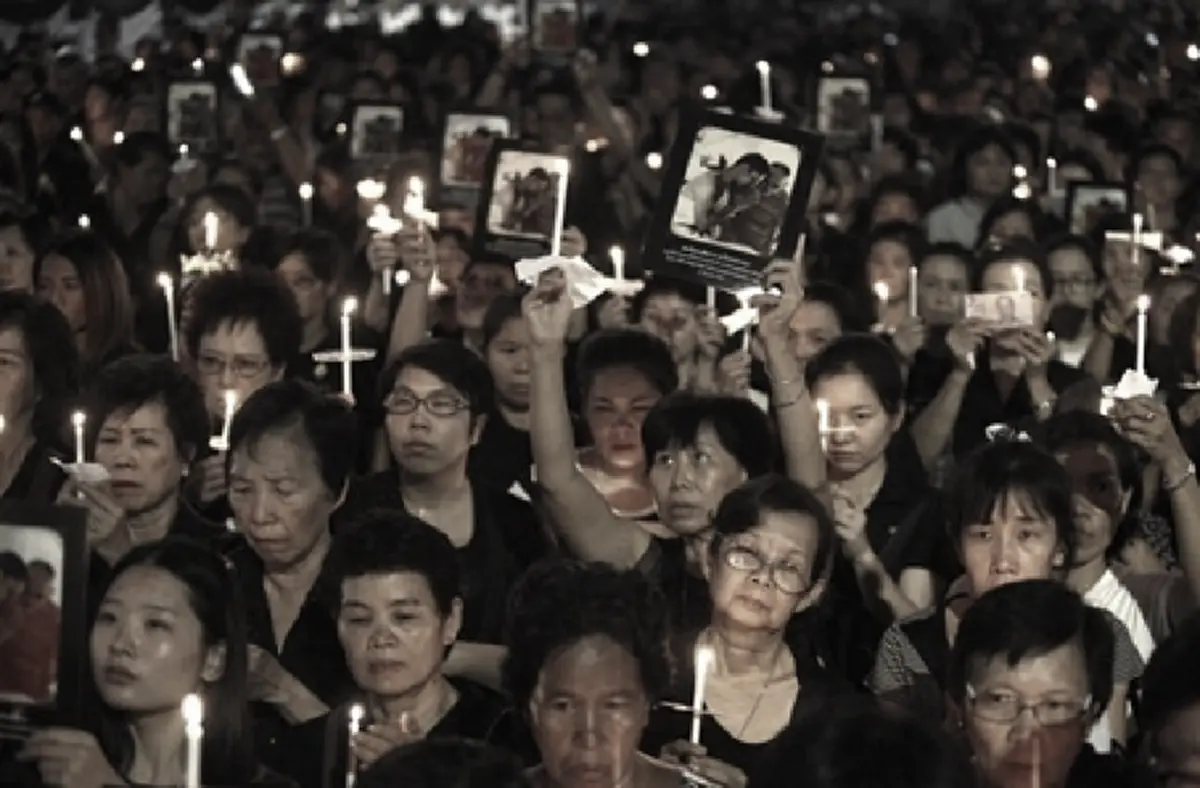 ยิ่งใหญ่จากหัวใจชาวไทย-จีน!!! "ชาวเยาวราช" ถวายอาลัยในหลวงร.๙ จุดเทียน-แปรอักษร ปิดถนนแจกอาหารฟรี!!! (ชมคลิป)