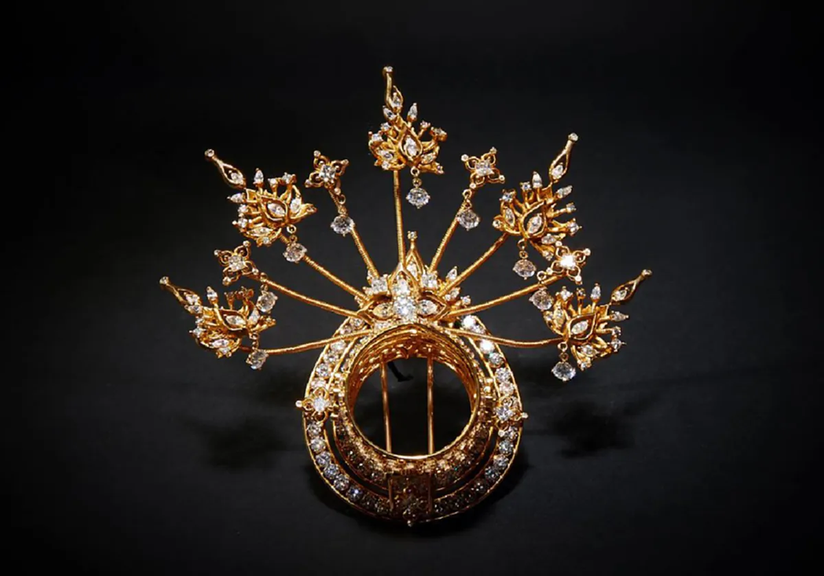 "Jewel Of Thailand" สุดอลังการ การออกแบบชุดประจำชาติ "น้ำตาล ชลิตา" ที่สุดของความประณีต ผสมผสานเทคโนโลยีล้ำสมัย !!!