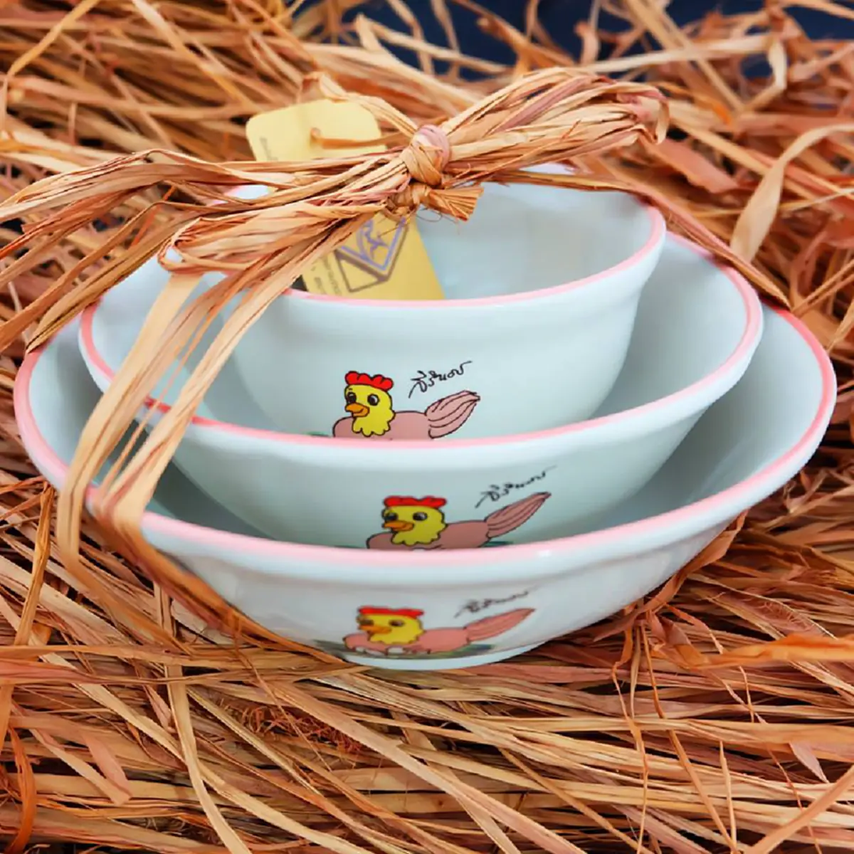 "ไก่ฟักไข่".....ขายแล้ววันนี้ ชุดถ้วยชามตราไก่ ลงลายจากภาพวาดฝีพระหัตถ์สมเด็จพระเทพรัตนราชสุดา ฯ สยามบรมราชกุมารี ที่ร้านภูฟ้าทุกสาขา