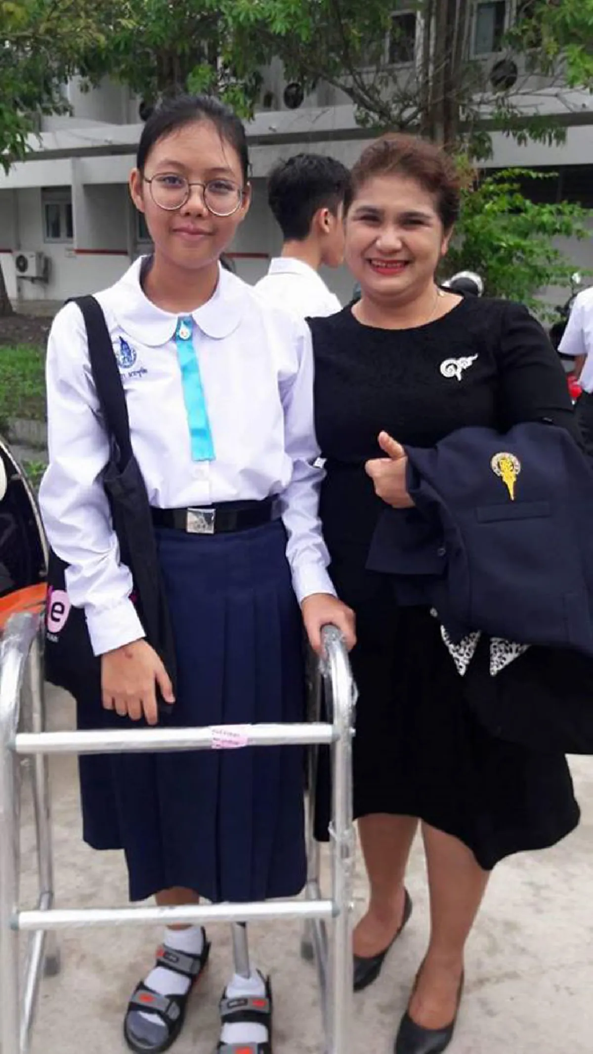 "ส่งกำลังใจให้สาวน้อยนักสู้" น้องมายด์เหยื่อระเบิดที่โต้รุ่งปัตตานีจนต้องตัดขา....ด้วยใจที่ไม่ย่อท้อ ปัจจุบันมาโรงเรียนแล้ว (รายละเอียด)