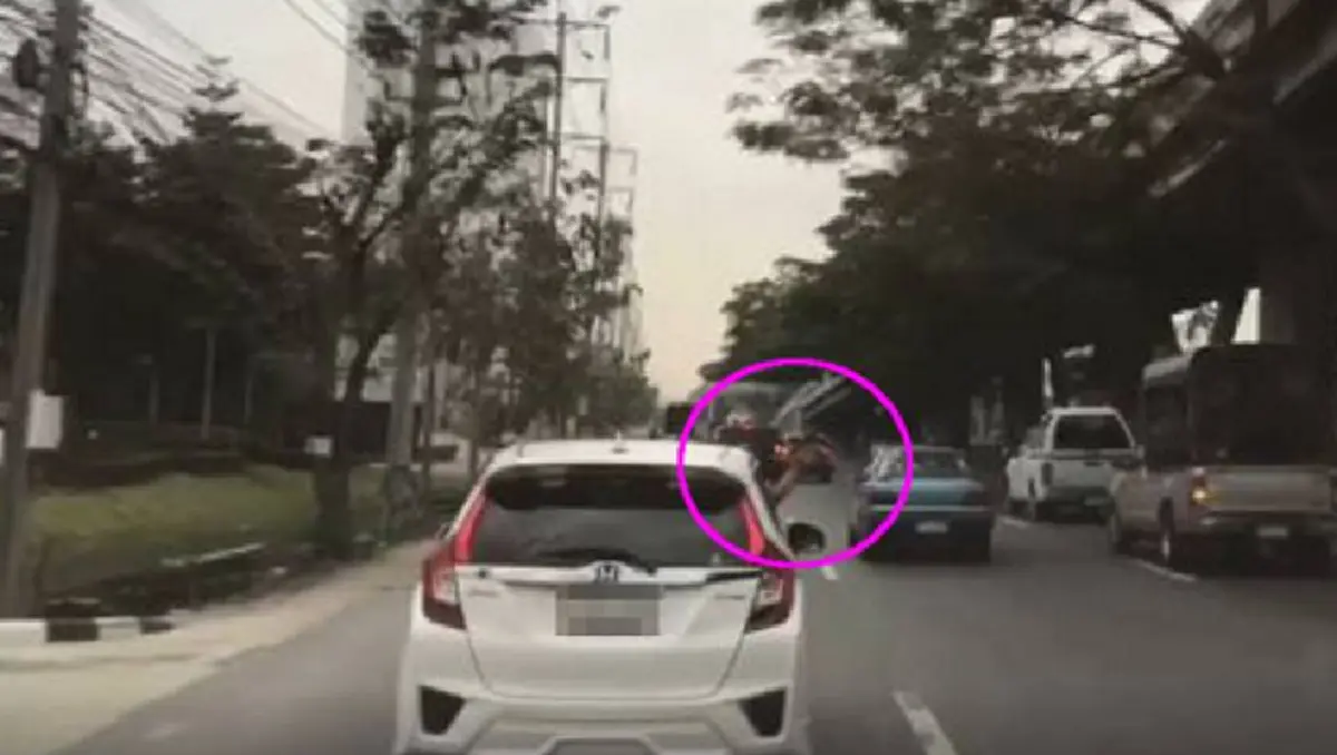 มอบตัวเเล้ว !!! "หนุ่มแจ๊สขาว" สุดกร่าง ควงปืนขู่กลางถนน อ้างถูกชนก่อน ตร.เตรียมแจ้งข้อหาทั้ง 2 ฝ่าย !?!