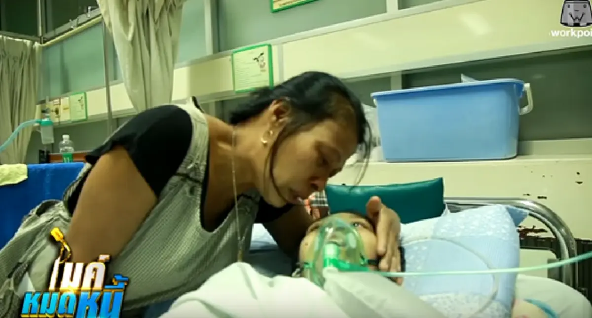 สุดเศร้า!!! "ป้าดา ยอดคุณแม่สู้ชีวิต" เลี้ยง "น้องตะวัน" ลูกชายสมองฝ่อ มีหนี้ท่วมเพราะรักษาลูก ล่าสุดลูกชายเสียชีวิตแล้ว (ชมคลิป)