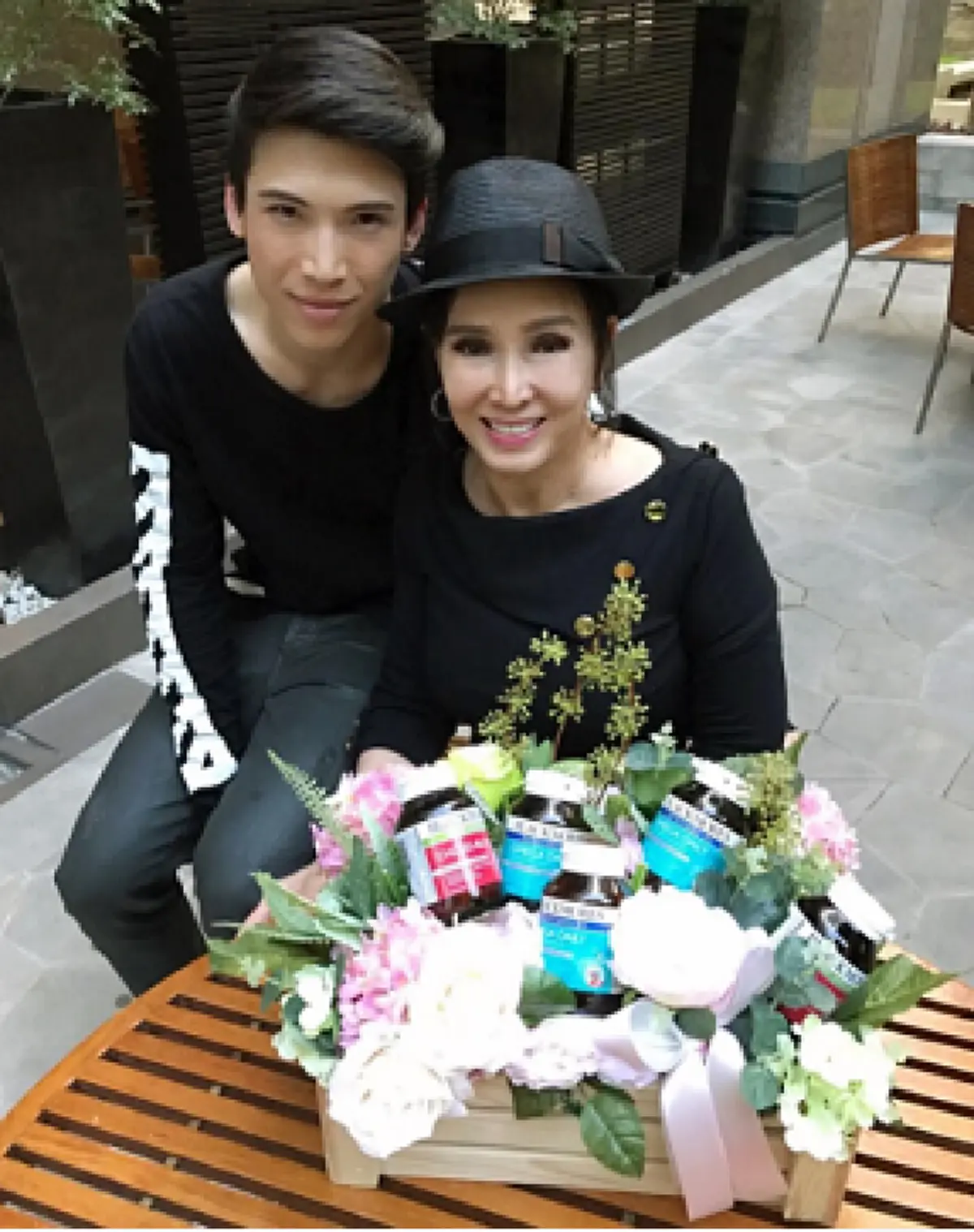 แม่คือแม่!!! ส่องภาพ "อาภัสรา หงสกุล" อดีตนางงามจักรวาล เห็นแล้วไม่อยากจะเชื่อ ว่าอายุ 70 ปี บอกเลยเป็นอมตะของจริง!! (ชมภาพ)