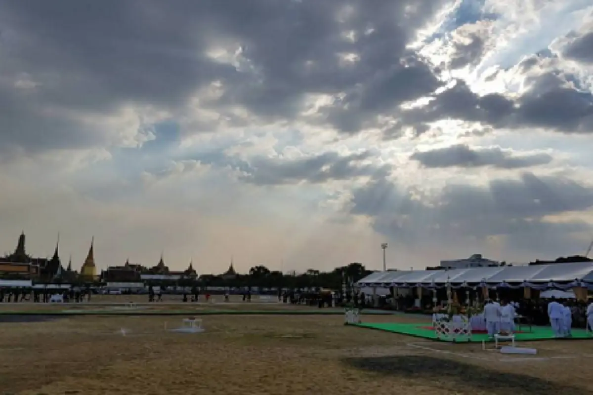 สุดอัศจรรย์!!! เกิดลำแสง "ประกายรัศมี" ขณะปักหมุดพระเมรุมาศ ทำผู้ร่วมพิธีน้ำตาซึม หรือเพราะพ่ออยากให้เรารู้ว่าพ่อ...ไม่ได้ไปไหน (ชมภาพ)