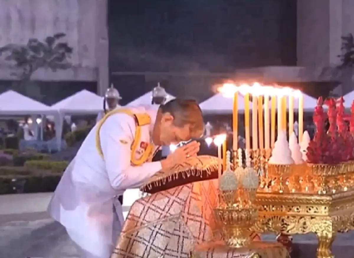 สมเด็จพระเจ้าอยู่หัว รัชกาลที่ ๑๐ เสด็จฯ ถวายราชสักการะ พระบรมราชานุสาวรีย์ "สมเด็จพระเจ้าตากสินมหาราช" ณ วงเวียนใหญ่