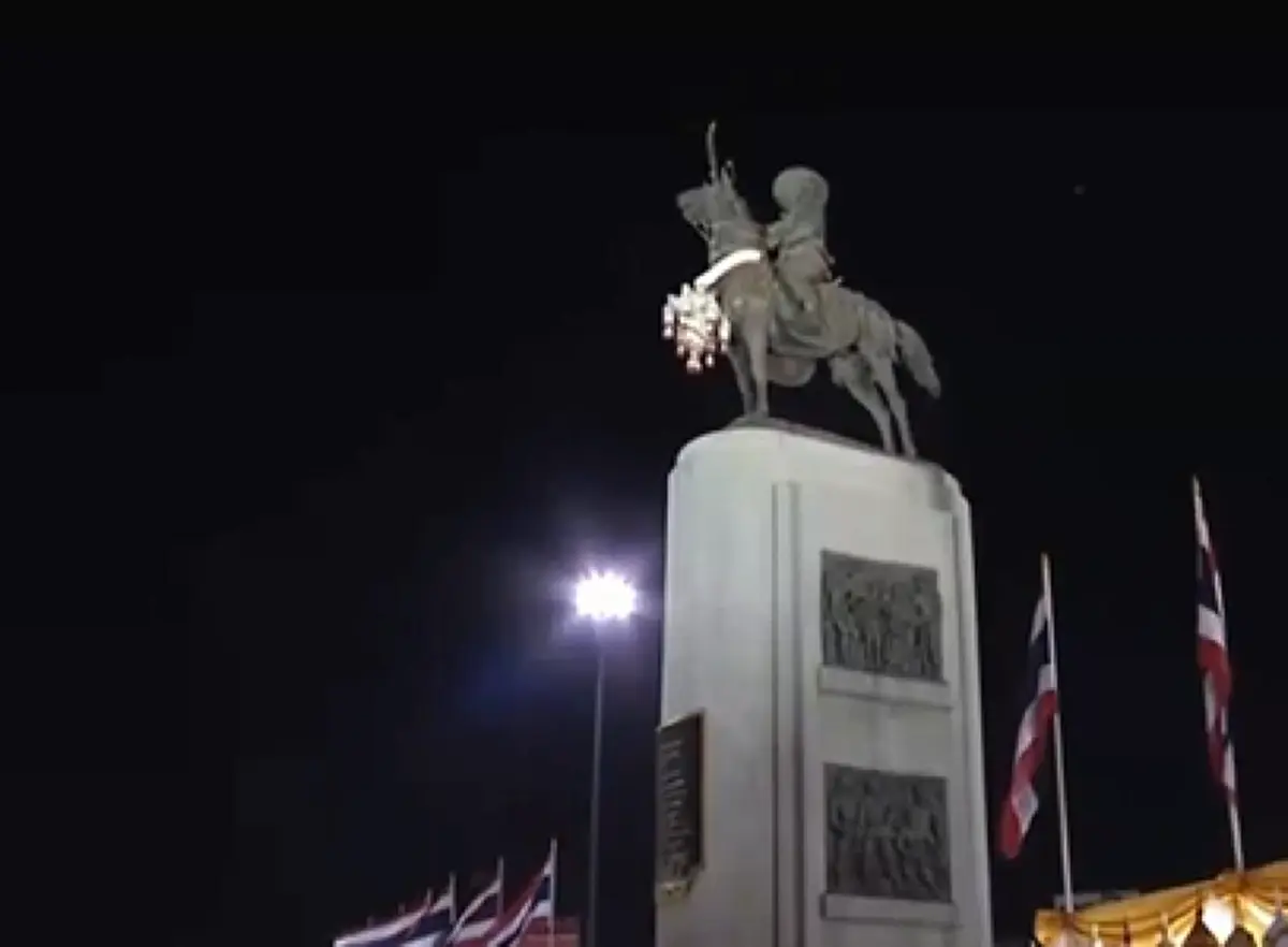 สมเด็จพระเจ้าอยู่หัว รัชกาลที่ ๑๐ เสด็จฯ ถวายราชสักการะ พระบรมราชานุสาวรีย์ "สมเด็จพระเจ้าตากสินมหาราช" ณ วงเวียนใหญ่