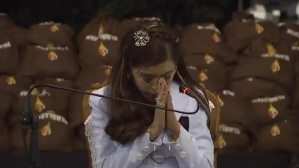 "ฟ้าหญิงจุฬาภรณ์ฯ" ตรัส "ขอโทษประชาชน" พร้อมยกพระหัตถ์ทรงคม ภายหลังเสด็จฯ เยี่ยมผู้ประสบอุทกภัยช้า เนื่องจากทรงประชวร (ชมคลิป)