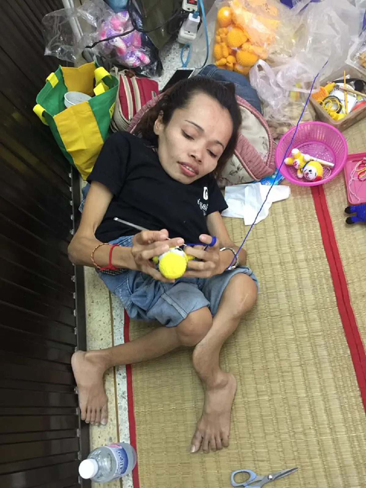เธอ...ผู้ไม่แพ้!! สาวพิการวัย38 ผู้ไม่ย่อท้อต่อโชคชะตาชีวิตแม้ร่างกายนี้ไม่สมบูรณ์แต่ใจยังสู้ต่อ หารายได้ประทังชีวิตวันต่อวัน!?!