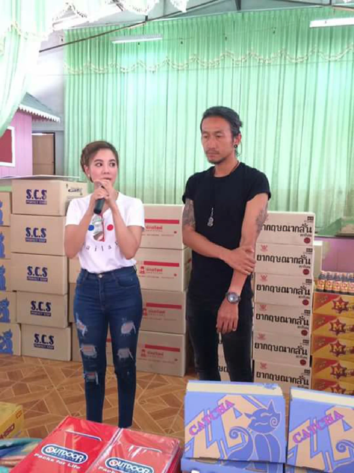 อีกกี่ก้าว..ก็ประทับใจเสมอ!!! ตูน บอดี้สแลม ควงสาวก้อยเยี่ยมชาวบางสะพาน  บริจาคเงินแสน-สิ่งของจำเป็นใช้ให้ร.ร.อนุบาล แต่เซอร์ไพรส์กว่าก็คือสิ่งที่เด็กๆ ทำมอบตอบแทน (ชมคลิป)