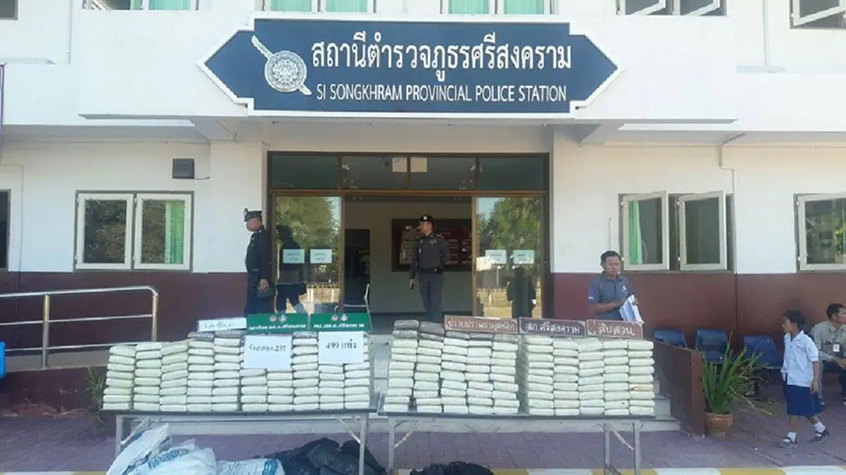 ภัยสังคม!!!ชาวบ้านพบรถเก๋งจอดซุ่มคลุมผ้าดำน่าสงสัยในป่ายางพาราโร่แจ้งเจ้าหน้าที่!!ตร.ทหารมาค้นรถถึงกับผง่ะเมื่อเจอกัญชาล็อตใหญ่ซุกอยู่