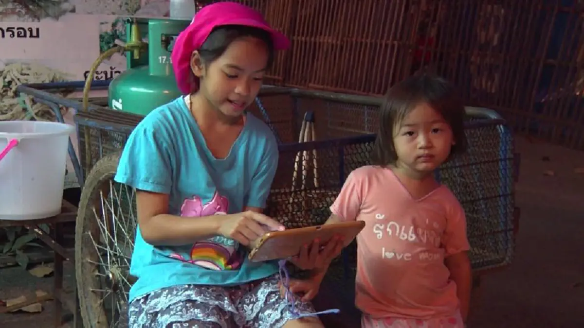 ดีงามจริงๆ!!! โลกโซเชียลแห่ชื่นชม "น้องอันอัน" ด.ญ.วัยแค่ 9 ขวบ แต่รู้กตัญญูช่วยช่วยพ่อแม่ขายน้ำเต้าหู้ หารายได้หลังเลิกเรียนแบ่งเบาภาระค่าใช้จ่าย (ชมคลิป)